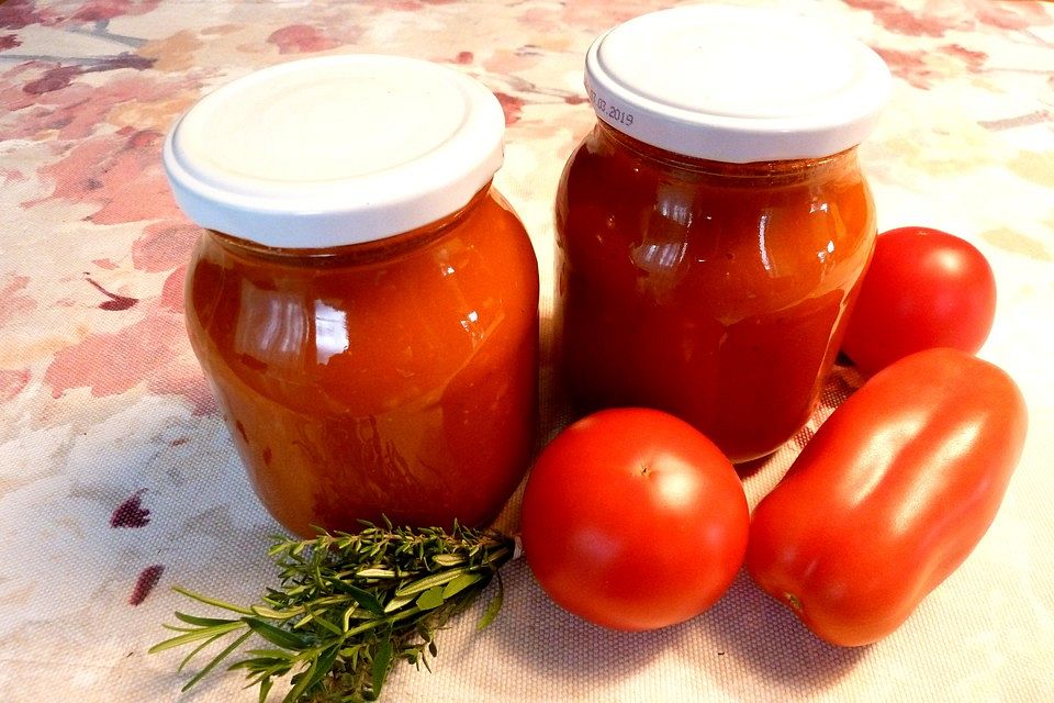 Tomatensoße aus frischen Tomaten einkochen Tomatensoße aus frischen Tomaten einkochen
