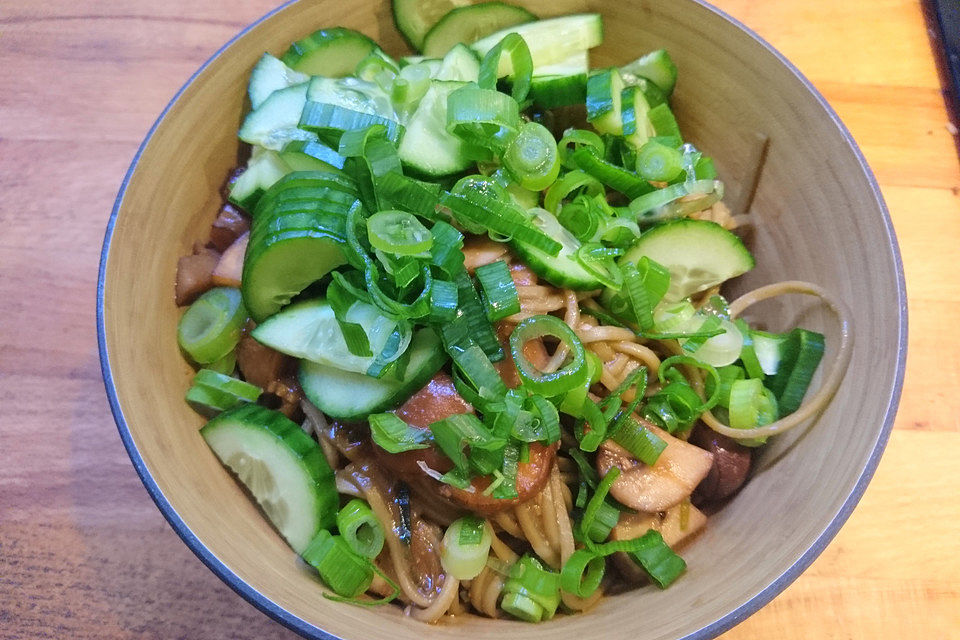 Udon-Nudeln mit Miso-Hack-Sauce