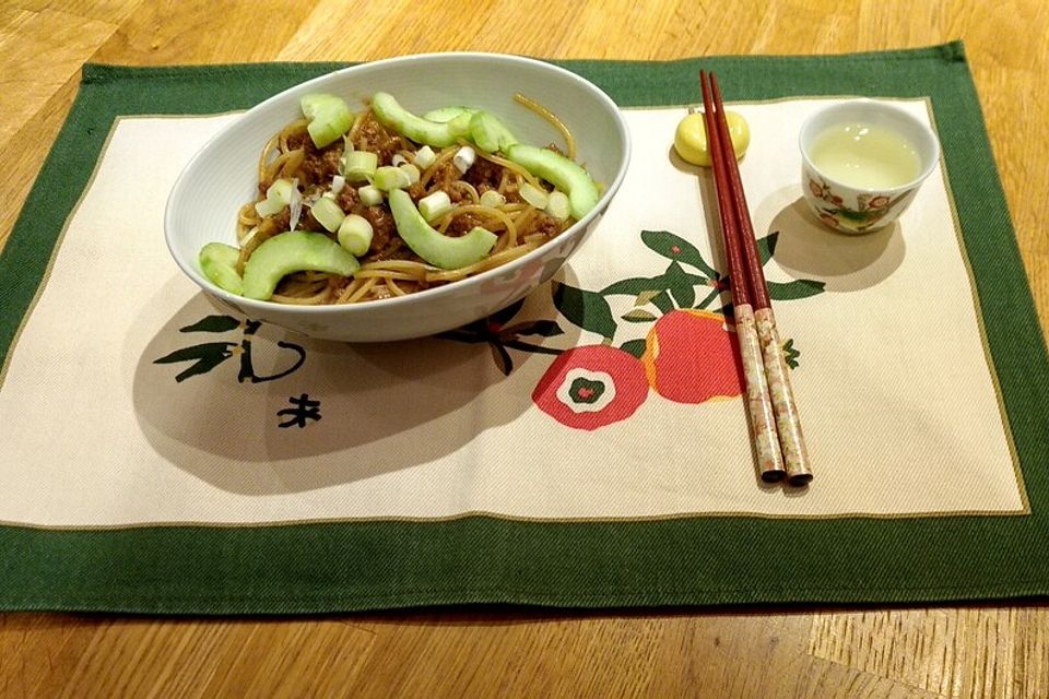 Udon-Nudeln mit Miso-Hack-Sauce