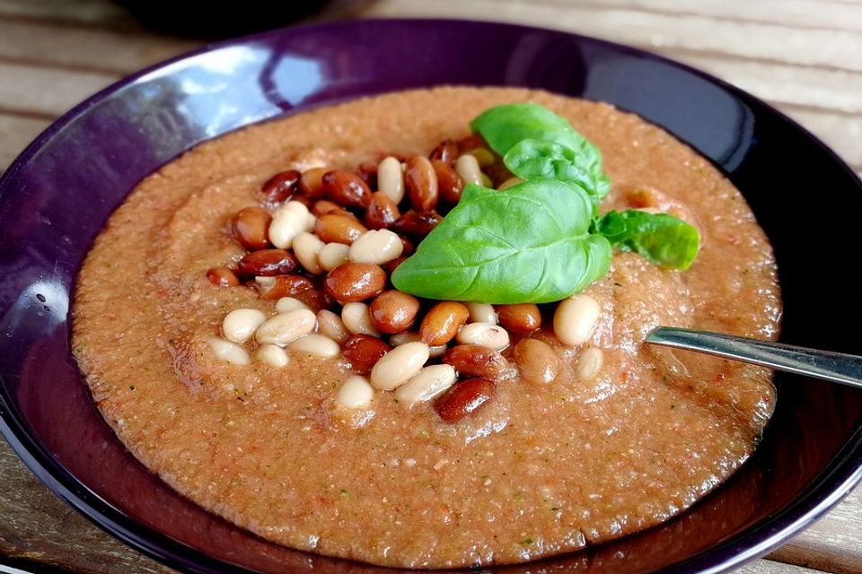 Vegane, kalte Gemüsesuppe nach Gazpacho Art