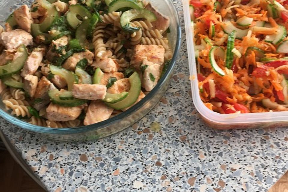 Lachs-Gurken-Ragout mit Kräuterpasta und Salat