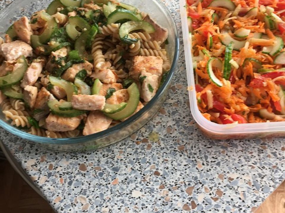 Lachs-Gurken-Ragout mit Kräuterpasta und Salat von gotreg| Chefkoch