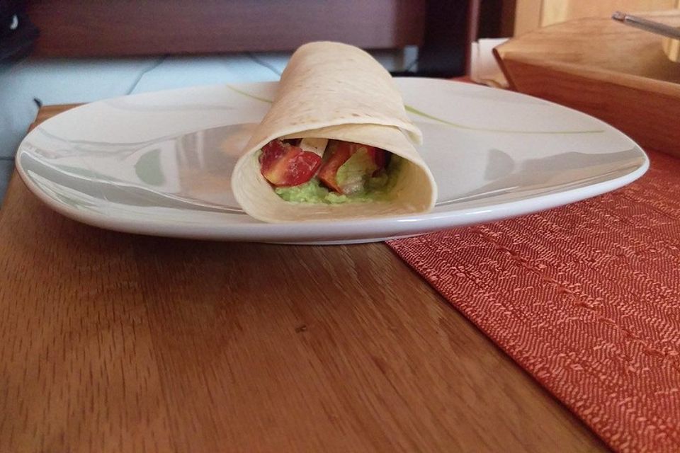 Wrap mit Guacamole und Salat