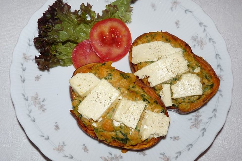 Süßkartoffeln mit Spinat und Hummus, überbacken mit Fetakäse