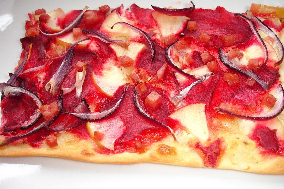 Flammkuchen mit Roter Bete, Apfel und Meerettich