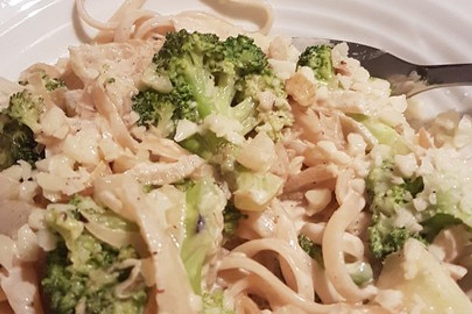 Vollkornspaghetti mit Brokkoli-Fenchel-Gemüse, Zitronencreme und Himbeeren