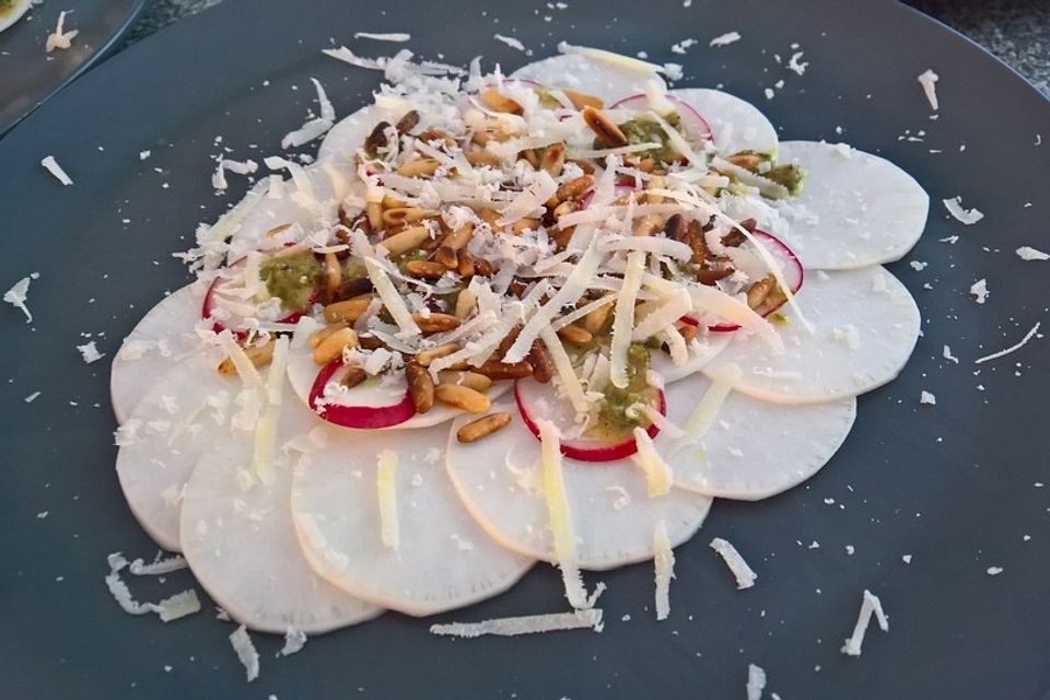 Mairübchen-Carpaccio mit Kapern-Vinaigrette