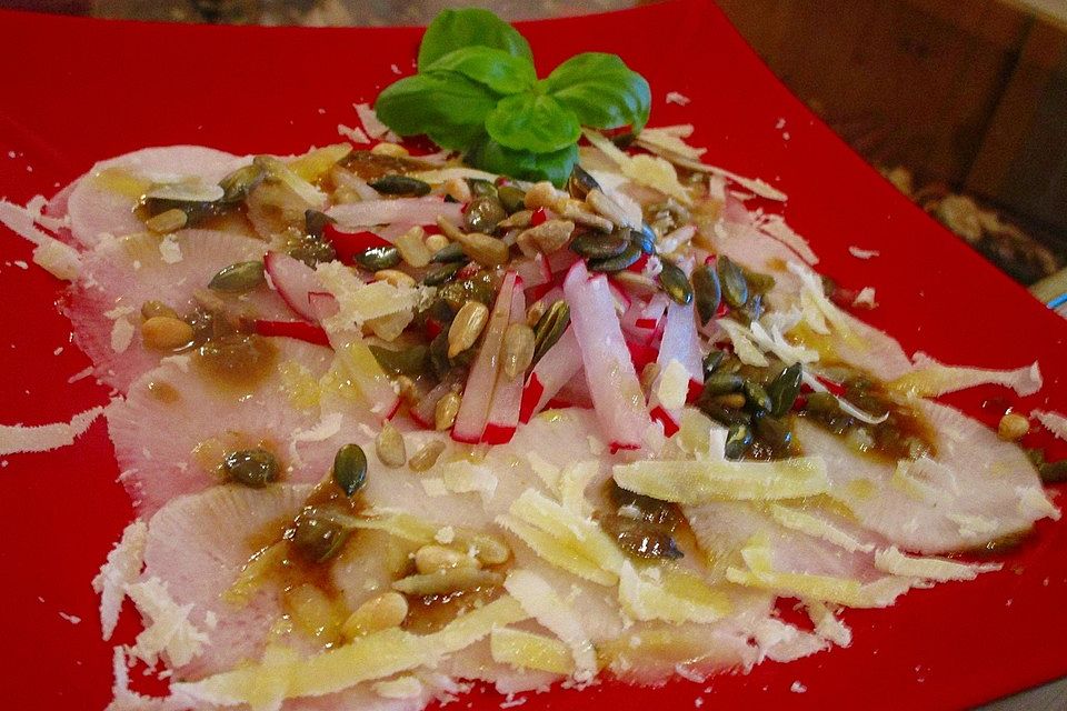 Mairübchen-Carpaccio mit Kapern-Vinaigrette