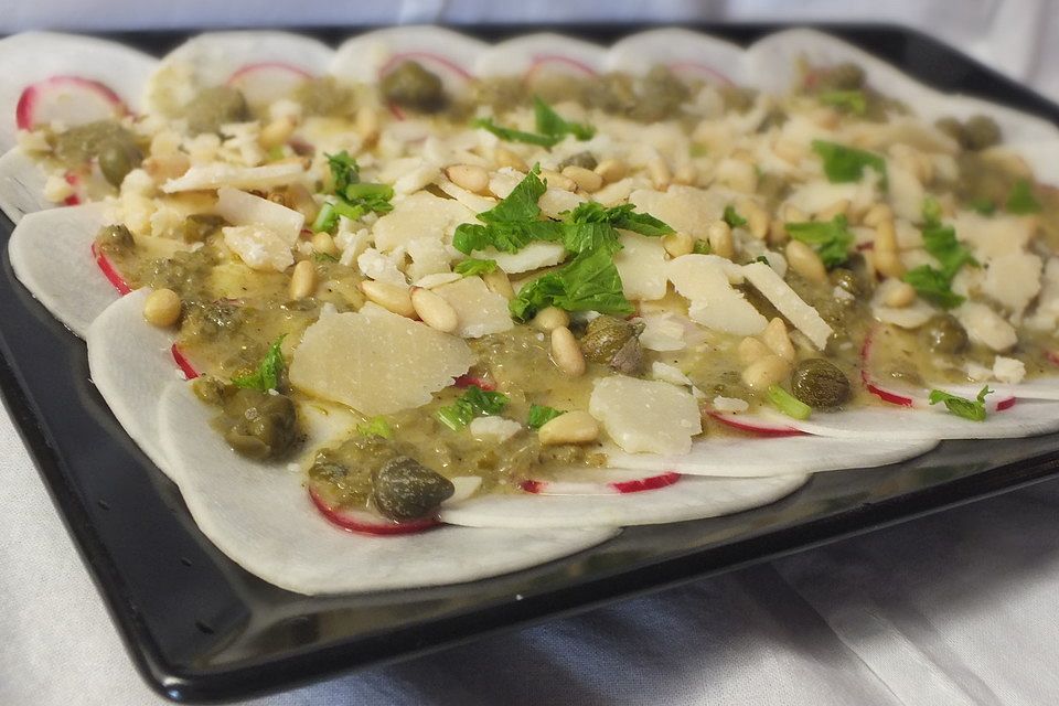 Mairübchen-Carpaccio mit Kapern-Vinaigrette