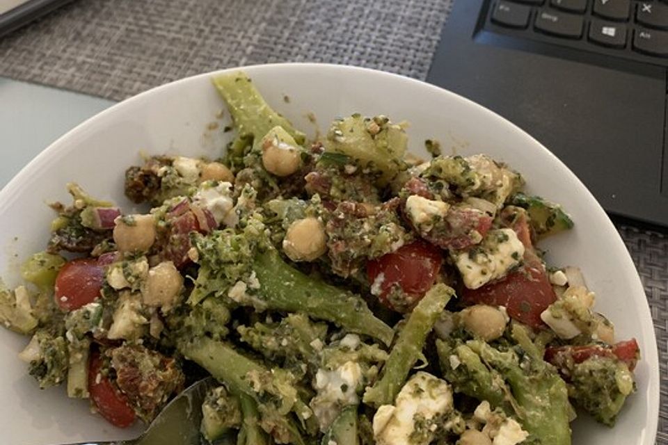 Brokkolisalat mit getrockneten Tomaten und Kichererbsen