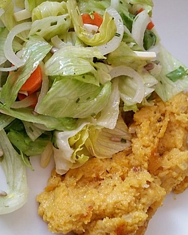 Rote Currypolenta mit Salat mit Walnussvinaigrette