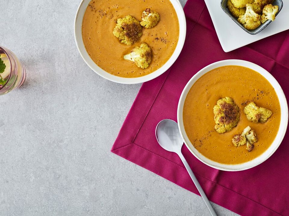 Vegane Curry-Linsensuppe mit gebackenem Blumenkohl