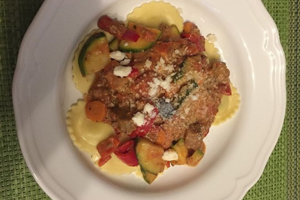 Ravioli mit Gemüse-Hackfleisch-Sauce