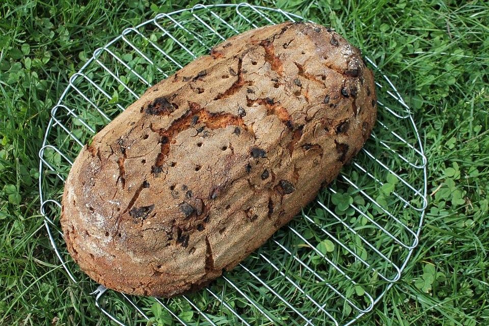 Kamut-Dinkel-Vollkornbrot mit Röstzwiebeln und gerösteten Pinienkernen