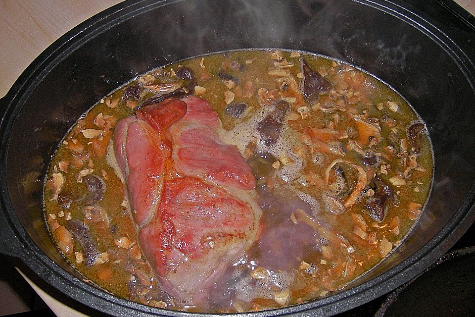 Pökelbraten mit Sauerkraut und Thüringer Klößen