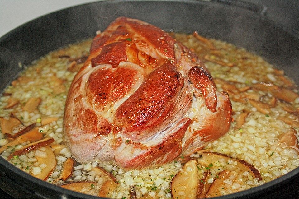 Pökelbraten mit Sauerkraut und Thüringer Klößen