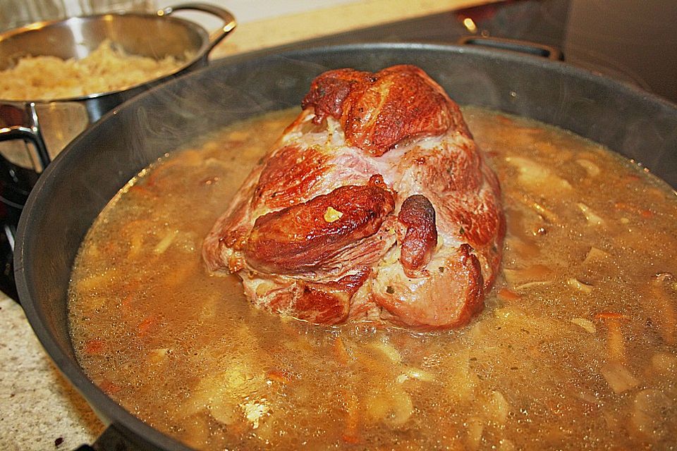 Pökelbraten mit Sauerkraut und Thüringer Klößen