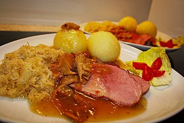 Pökelbraten mit Sauerkraut und Thüringer Klößen