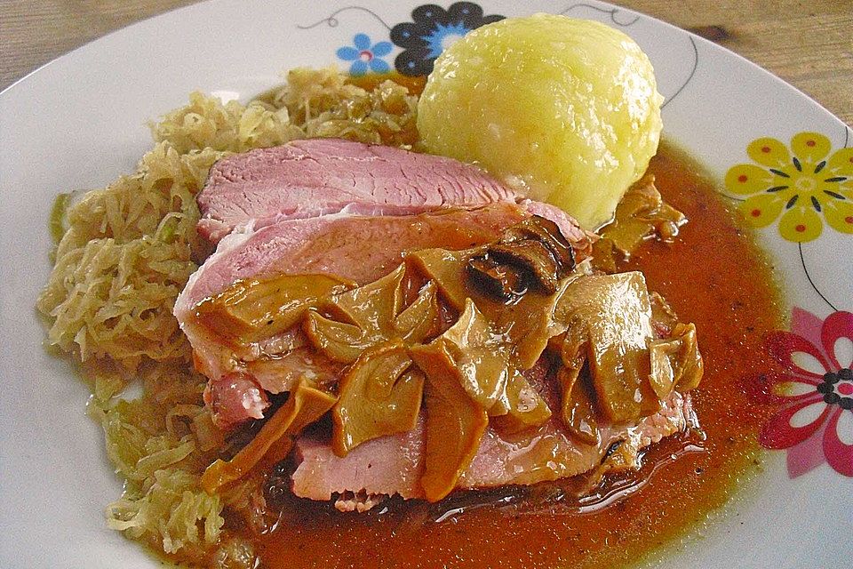 Pökelbraten mit Sauerkraut und Thüringer Klößen