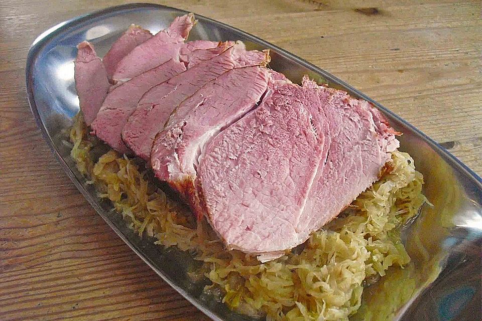 Pökelbraten mit Sauerkraut und Thüringer Klößen