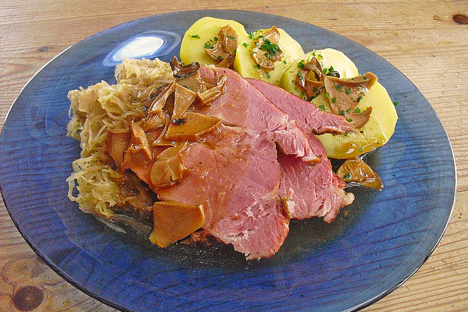 Pökelbraten mit Sauerkraut und Thüringer Klößen