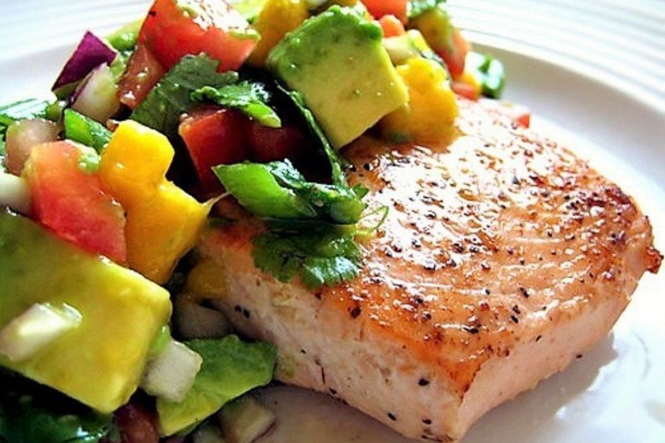 Lachs in Honigglasur mit Mango-Avocado-Salsa