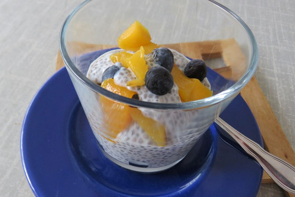 Chia-Pudding mit Mango und Heidelbeeren