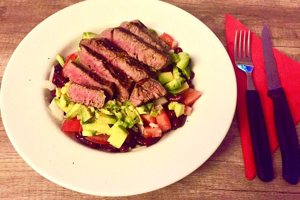 Bunter Avocado-Salat mit Rinderfilet-Streifen