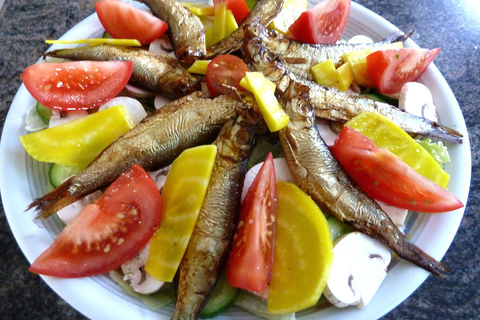 Bunter Salat mit Kieler Sprotten