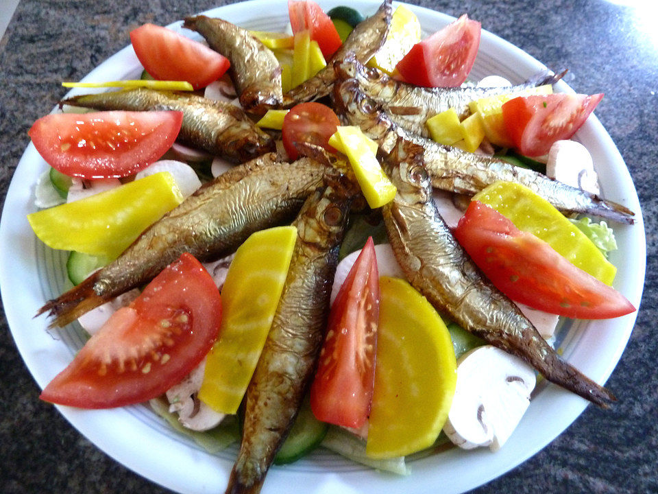 Bunter Salat mit Kieler Sprotten von TPCA| Chefkoch