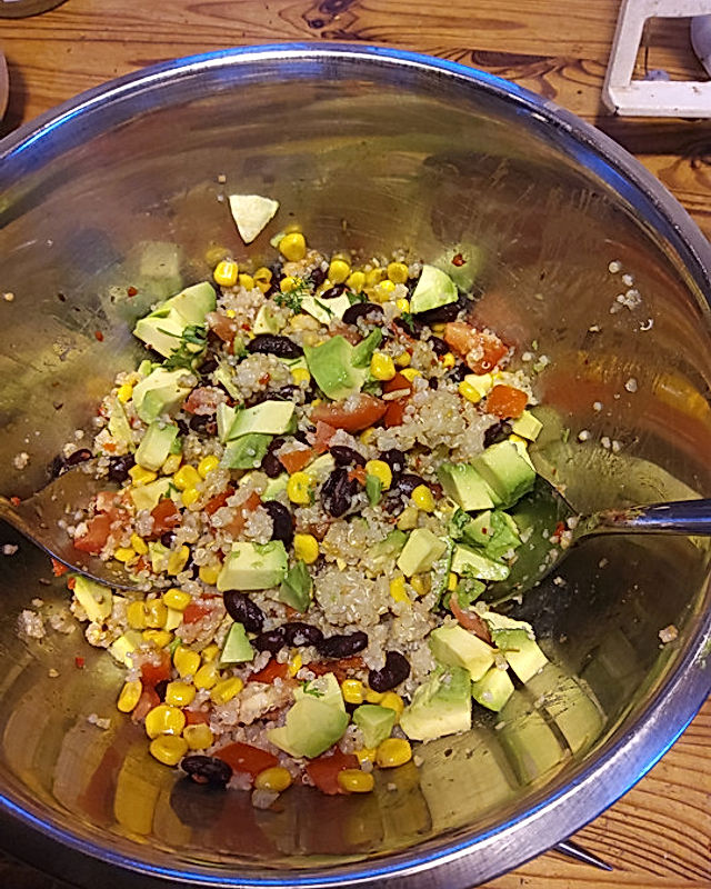 Einfacher, veganer, pikanter Quinoasalat mit Avocado