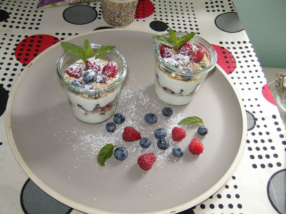 Dianas Müsli-Joghurt-Nachtisch mit frischen Beeren von Anaid55 | Chefkoch