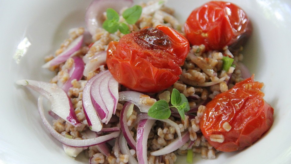 Dinkel-mit-karamellisierten-Kirschtomaten