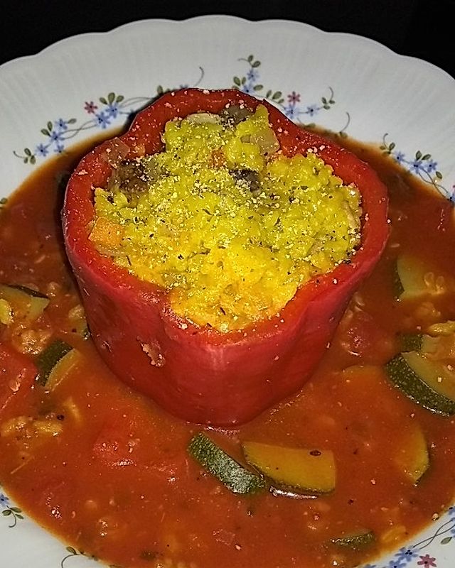 Paprika gefüllt mit Champignon-Risotto in Zucchini-Tomatensauce