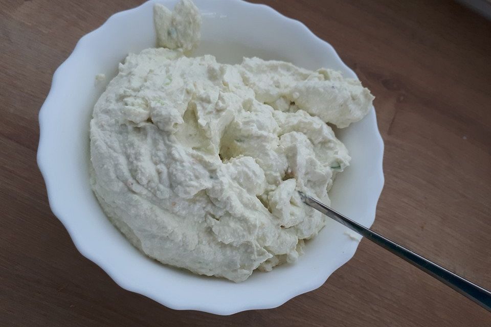 Frischkäse-Dip mit Cashewnüssen und Frühlingszwiebeln