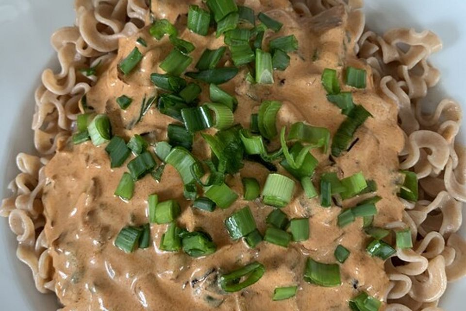 Spaghetti mit Champignons, Frühlingszwiebeln und Kräuter-Crème fraîche