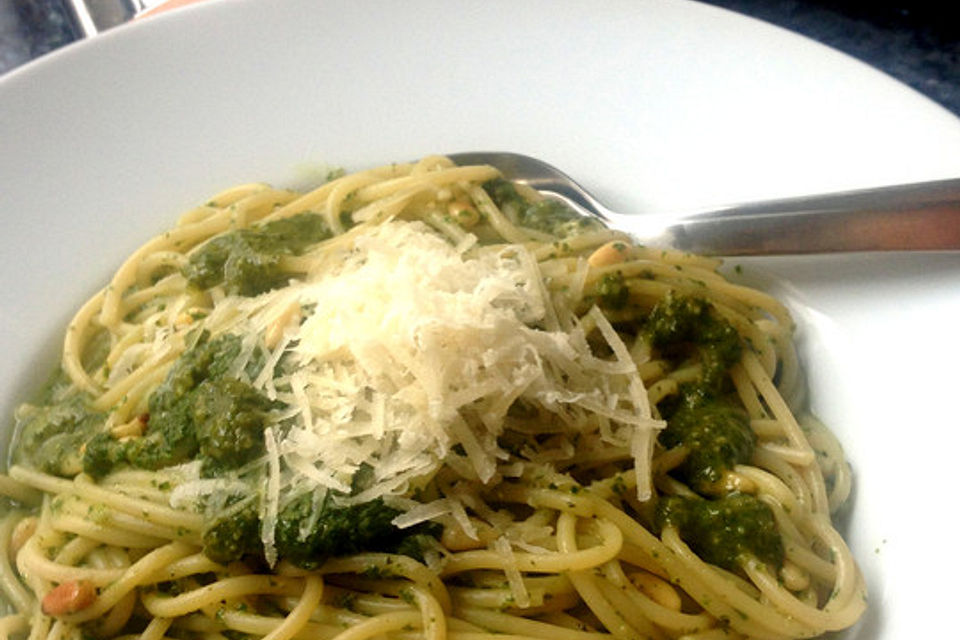 Spaghetti mit Basilikum-Sahne-Pesto