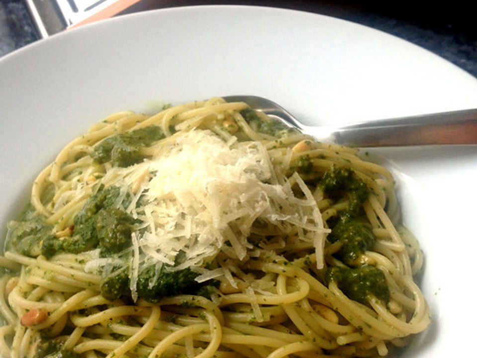 Spaghetti mit Basilikum-Sahne-Pesto von karinwurst| Chefkoch