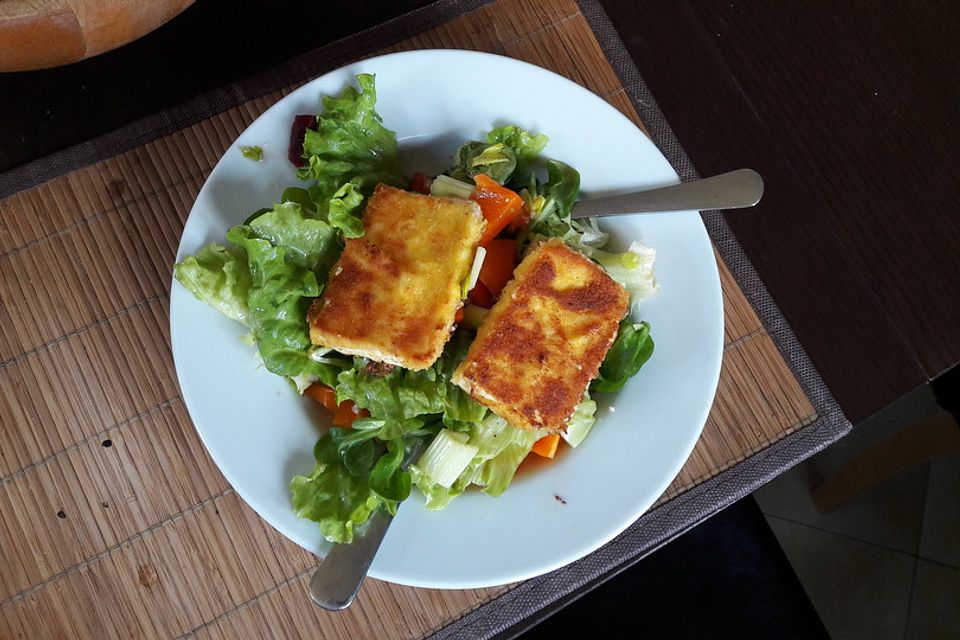 Gebackener Feta auf gemischtem Salat mit Honigdressing