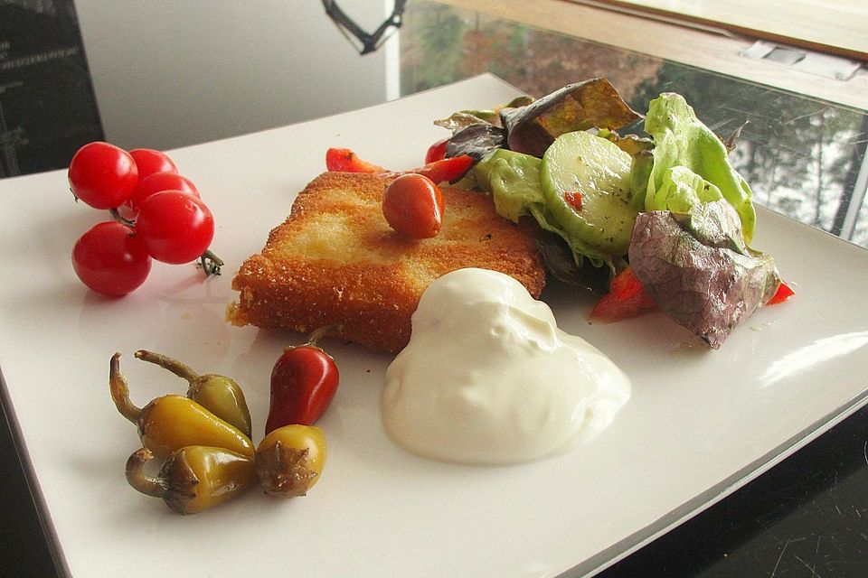 Gebackener Feta auf gemischtem Salat mit Honigdressing