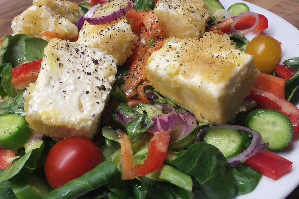 Gebackener Feta auf gemischtem Salat mit Honigdressing