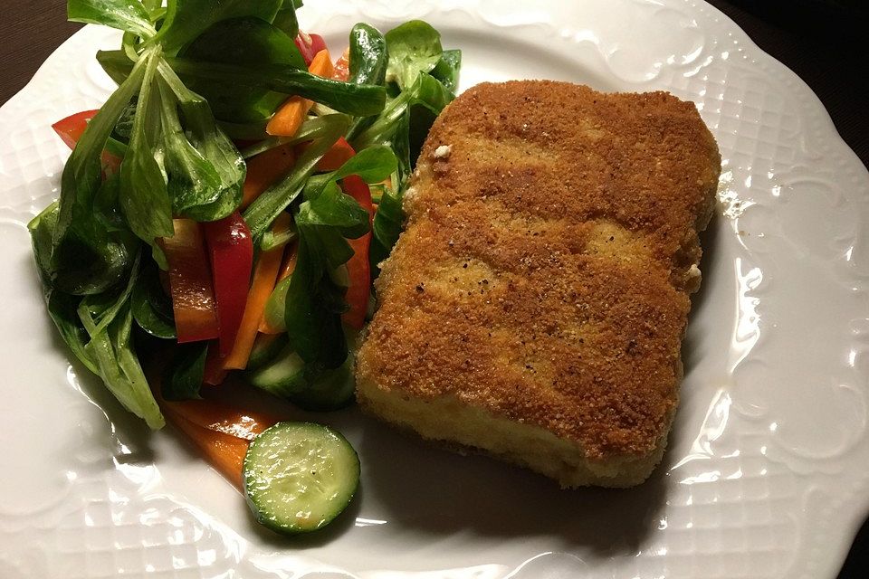 Gebackener Feta auf gemischtem Salat mit Honigdressing