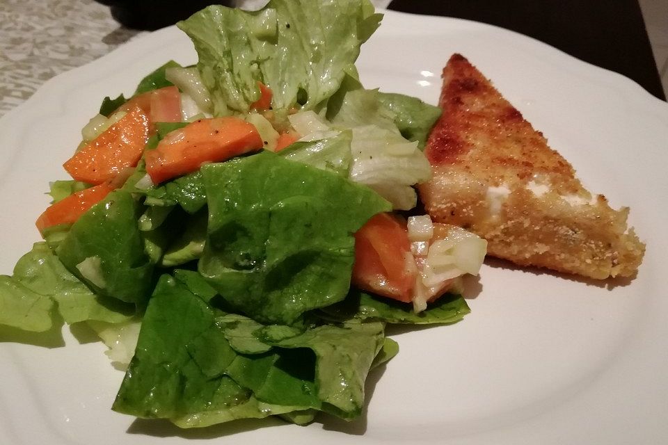 Gebackener Feta auf gemischtem Salat mit Honigdressing