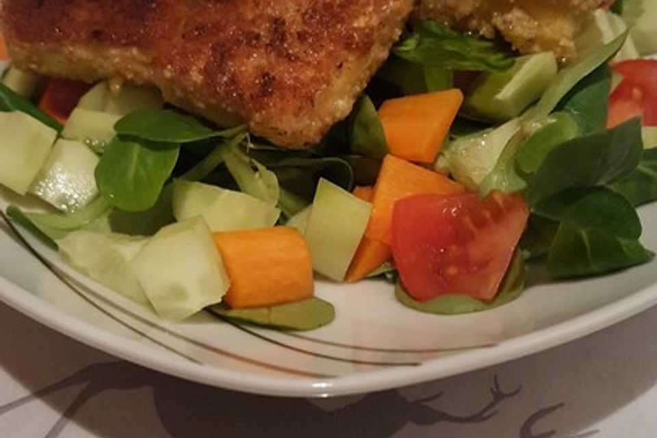 Gebackener Feta auf gemischtem Salat mit Honigdressing