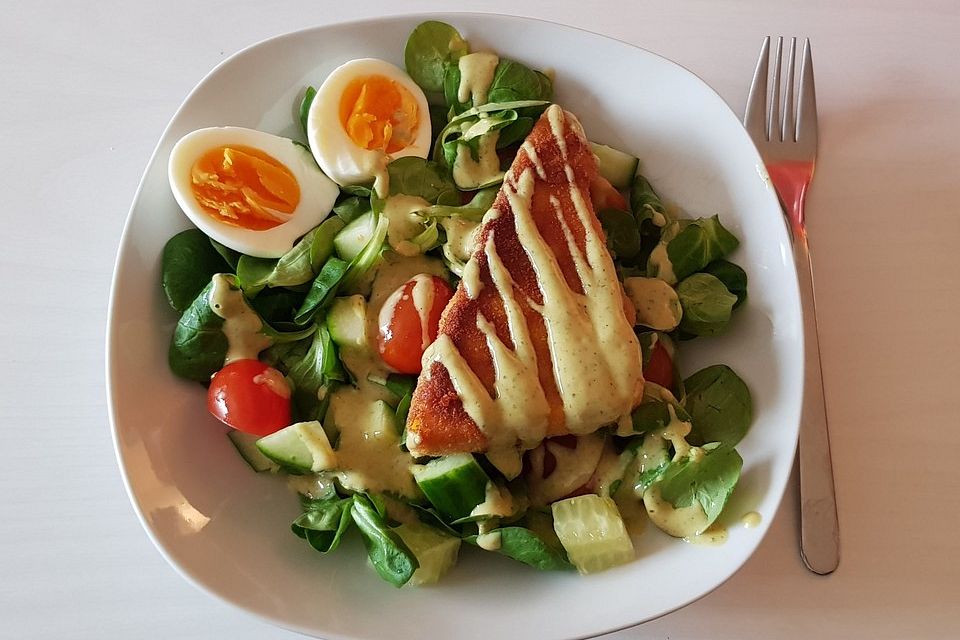 Gebackener Feta auf gemischtem Salat mit Honigdressing