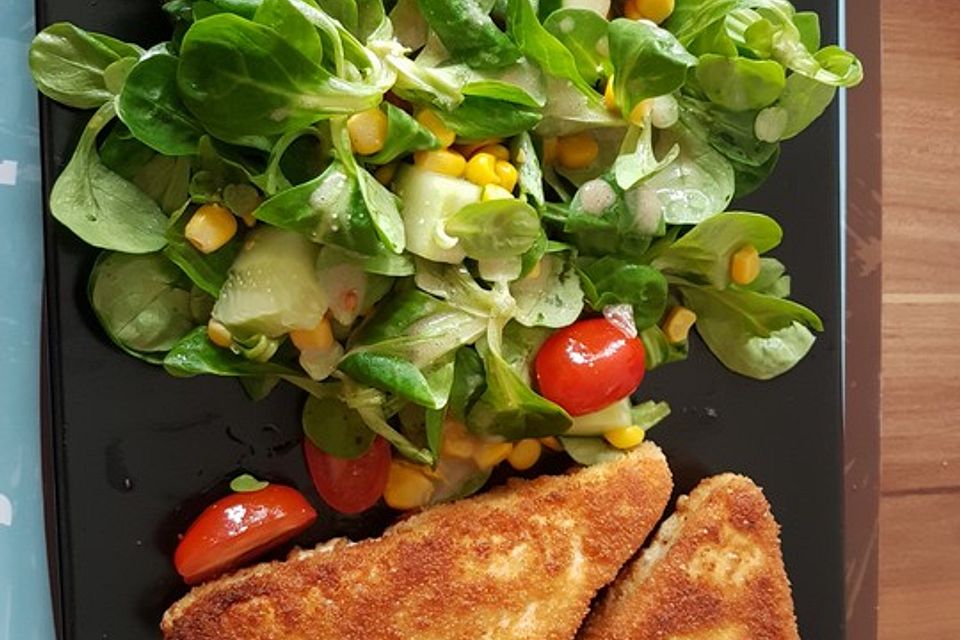 Gebackener Feta auf gemischtem Salat mit Honigdressing