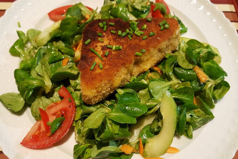 Gebackener Feta auf gemischtem Salat mit Honigdressing