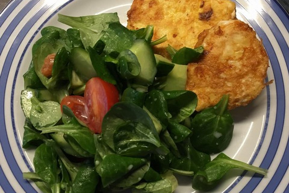 Gebackener Feta auf gemischtem Salat mit Honigdressing