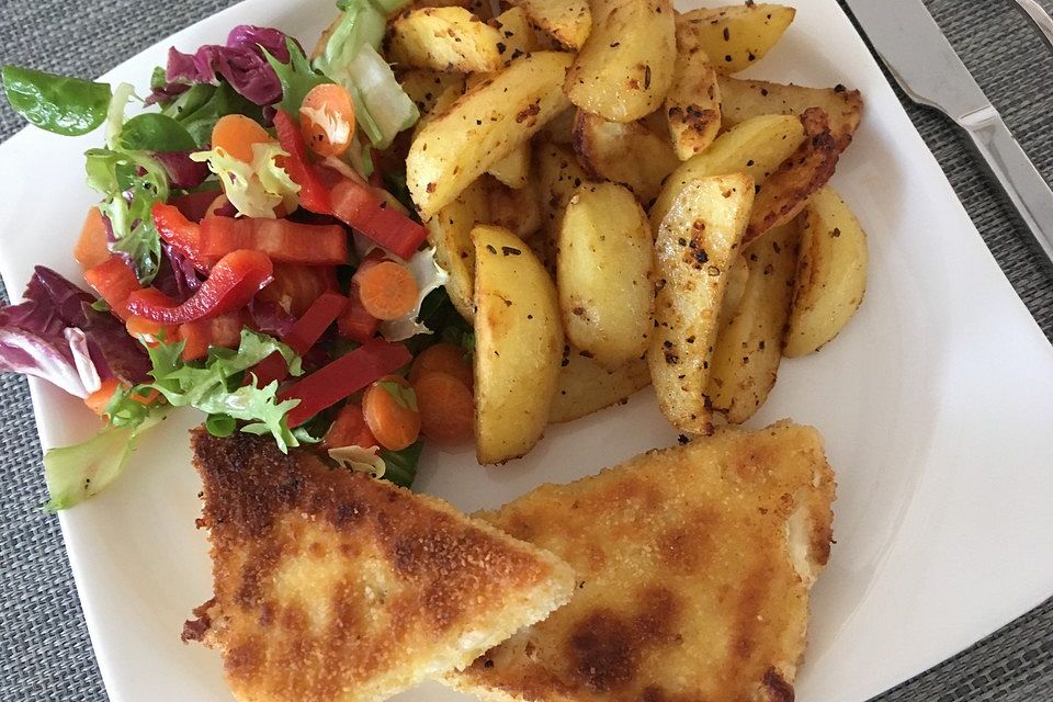 Gebackener Feta auf gemischtem Salat mit Honigdressing