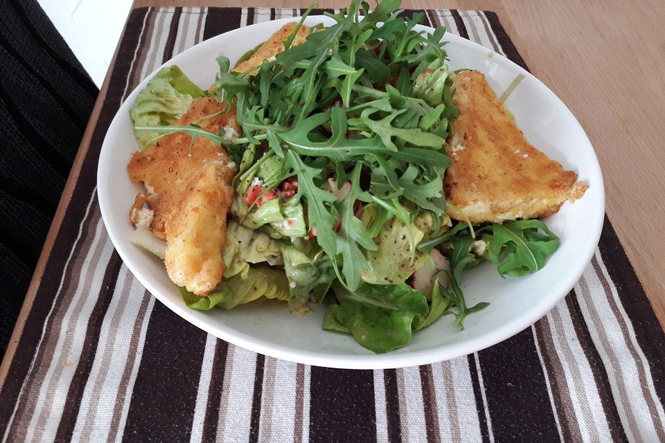 Gebackener Feta auf gemischtem Salat mit Honigdressing